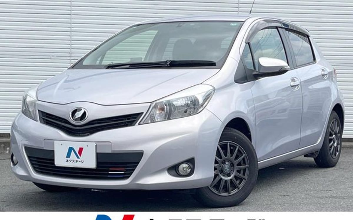 2013 Toyota Vitz 1.3 F — photo 1